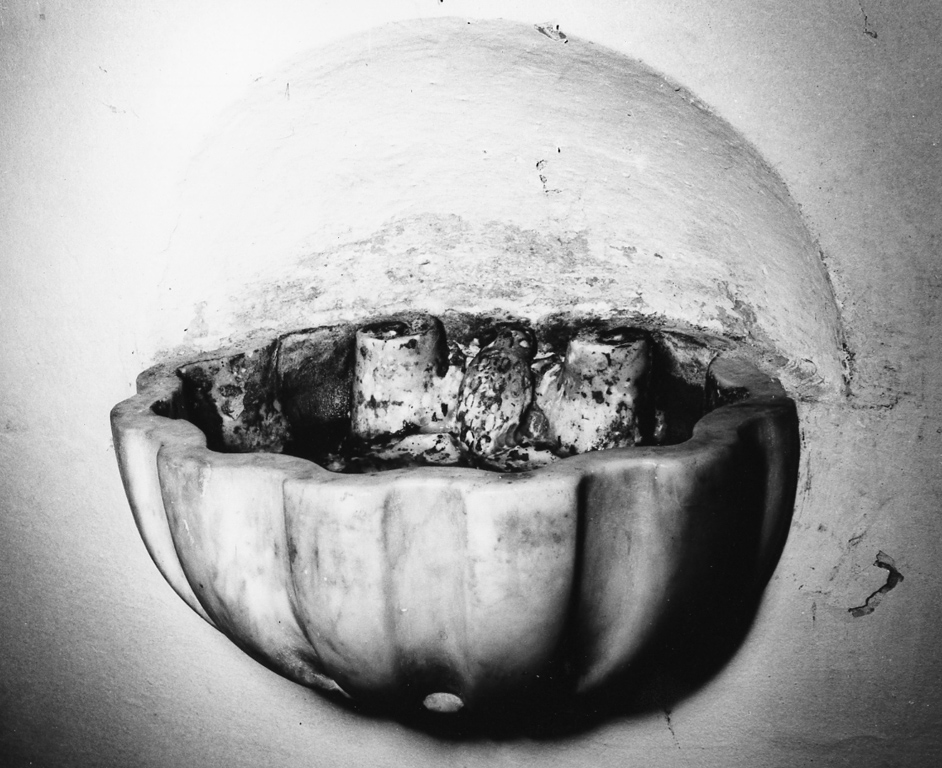 acquasantiera - a conchiglia - ambito laziale (sec. XVIII)