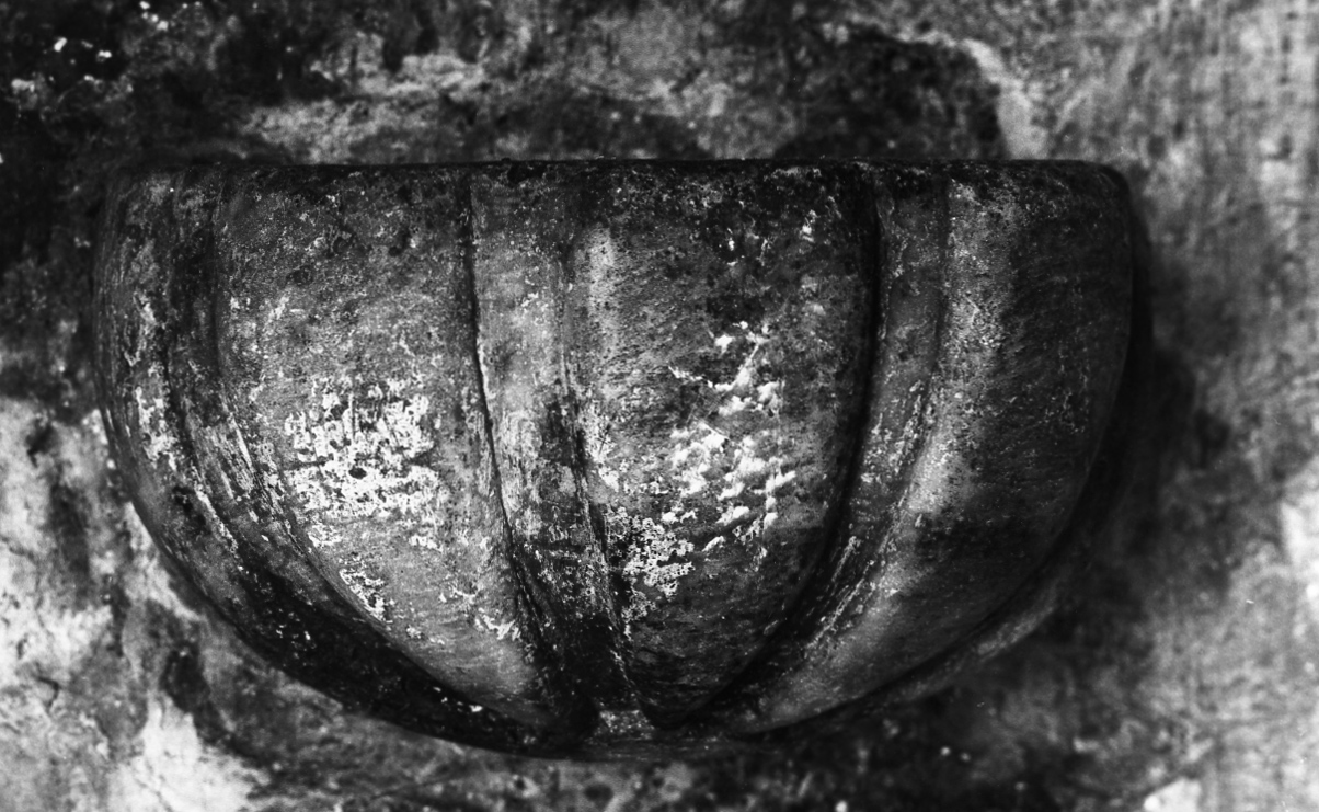 acquasantiera da parete - ambito laziale (secc. XVII/ XVIII)