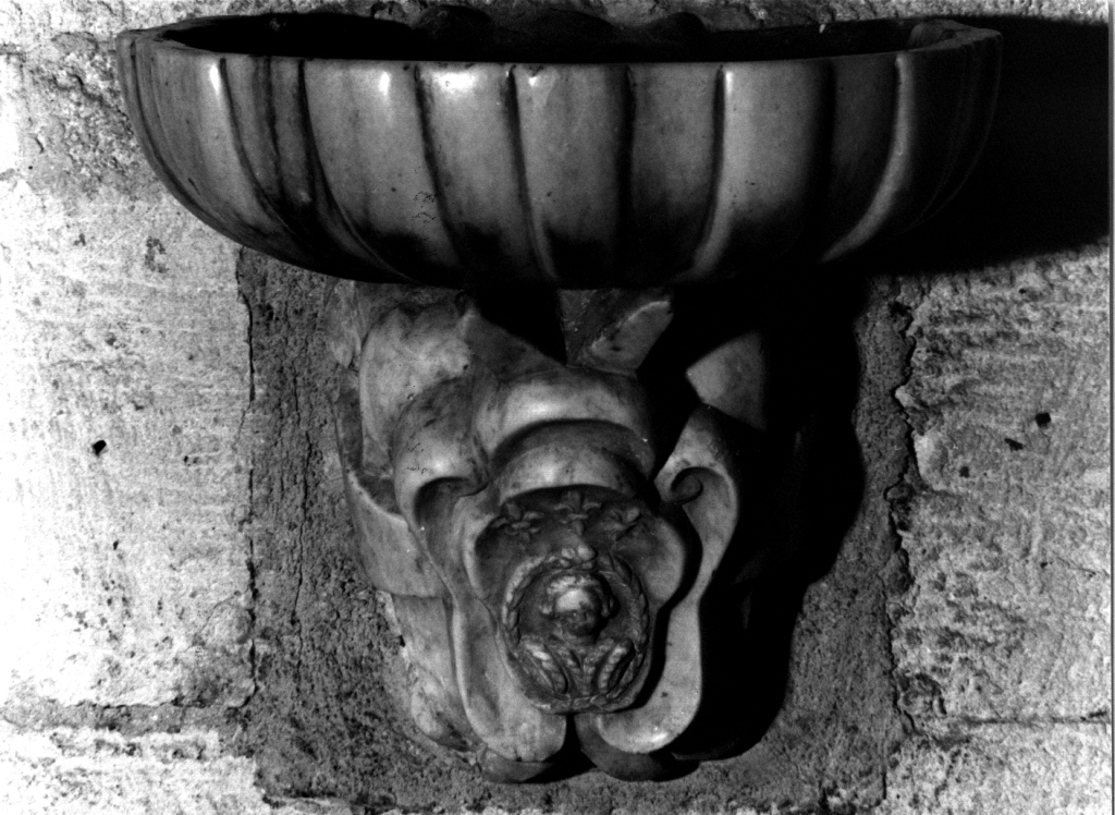 acquasantiera - a conchiglia, coppia - ambito viterbese (fine sec. XVI)