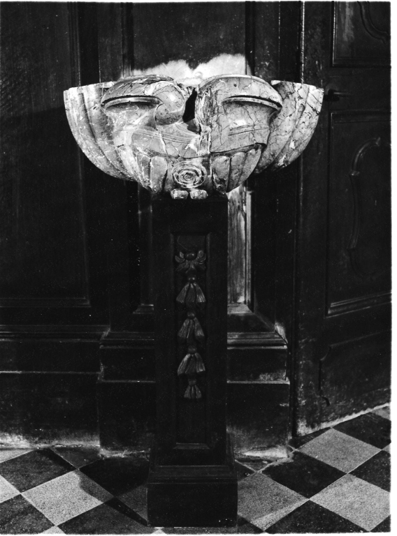 acquasantiera - a conchiglia, coppia - ambito laziale (sec. XVIII)