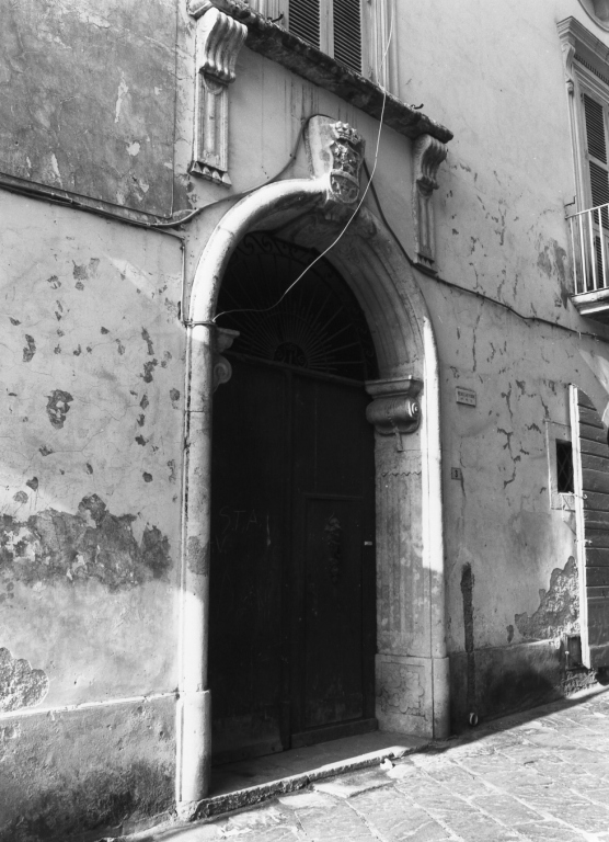 portale - ad arco - ambito laziale (inizio sec. XIX)