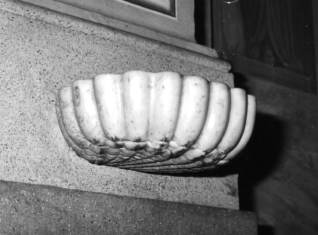 acquasantiera - a conchiglia - ambito romano (fine/inizio secc. XVIII/ XIX)