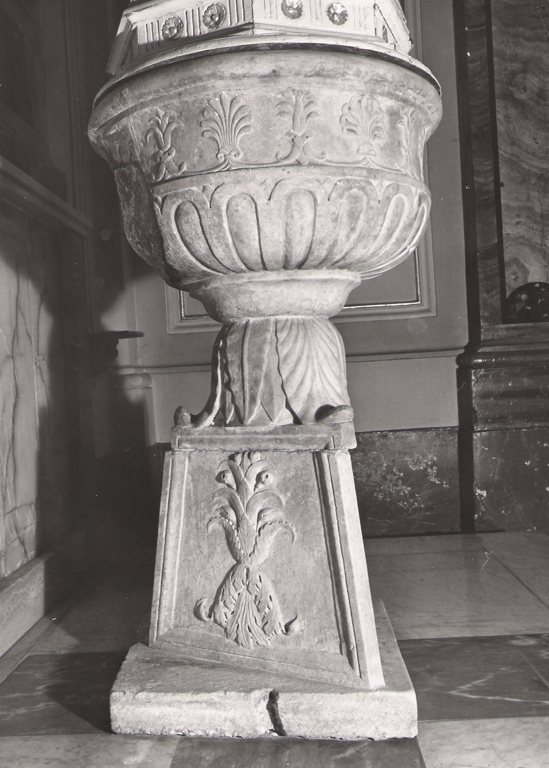 motivi decorativi a candelabra e palmette (fonte battesimale) - ambito romano (prima metà sec. XVI)