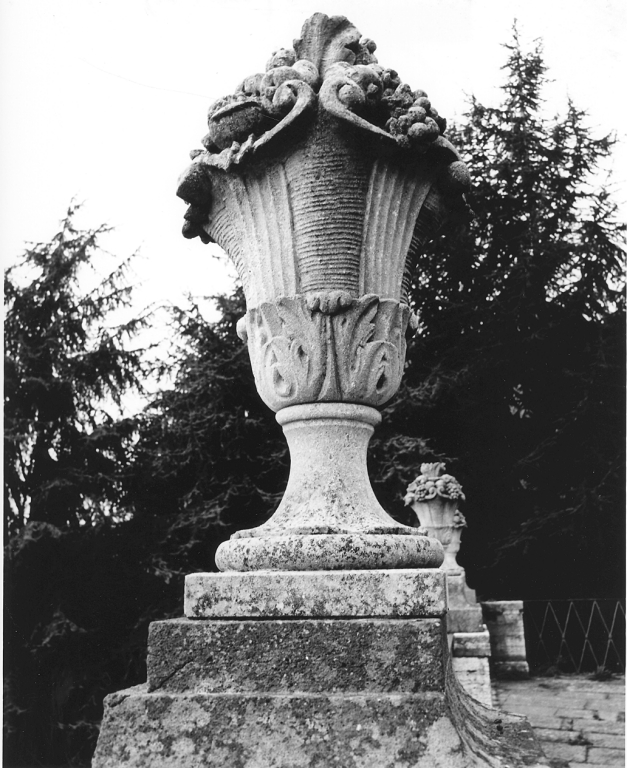 vaso con fiori (scultura, serie) - bottega laziale (sec. XX)