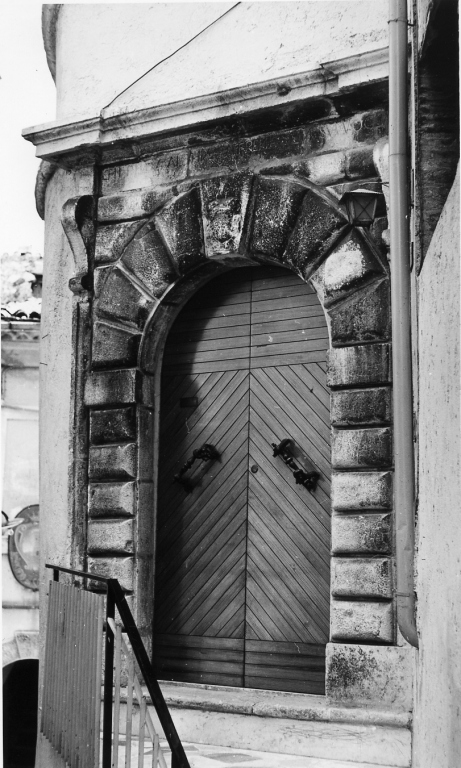 portale - ad arco - ambito romano (inizio sec. XVII)