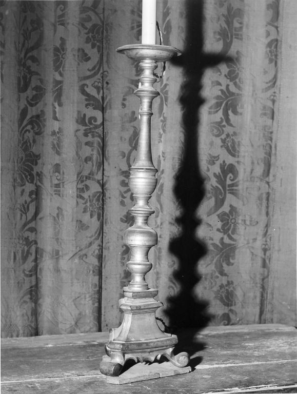 candeliere d'altare, serie - manifattura laziale (sec. XVIII)