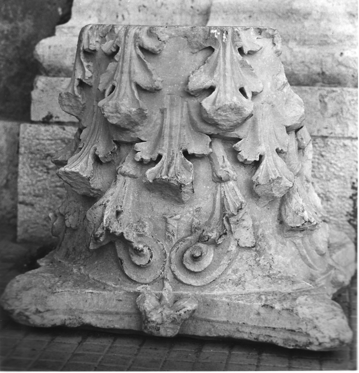 capitello corinzio, frammento - ambito romano (sec. XVI)