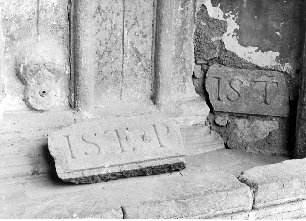 architrave di portale, frammento - ambito laziale (sec. XVII)