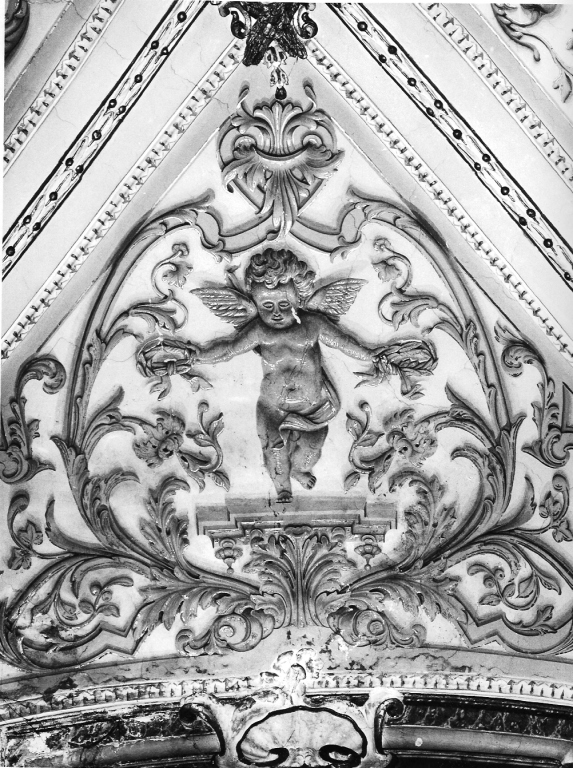 motivi decorativi vegetali con putti alati (decorazione plastico-pittorica) - ambito laziale (sec. XIX)