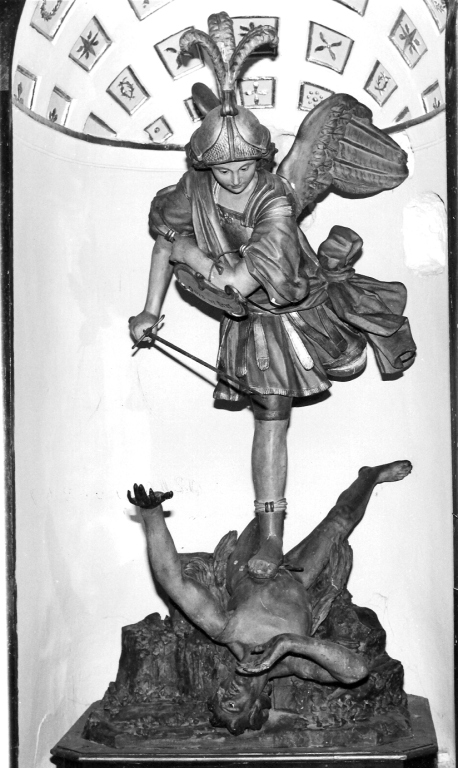 San Michele Arcangelo schiaccia il demonio (statua) - ambito laziale (sec. XIX)