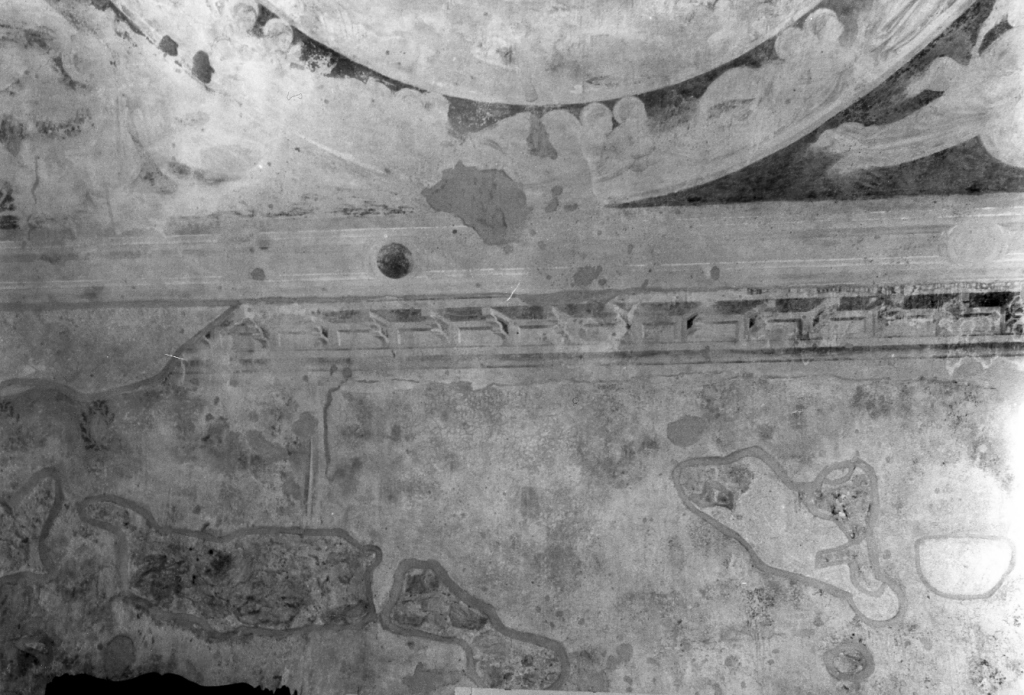 decorazione a finte stoffe con motivi floreali e ornamentali (dipinto, frammento) - ambito laziale (sec. XV)