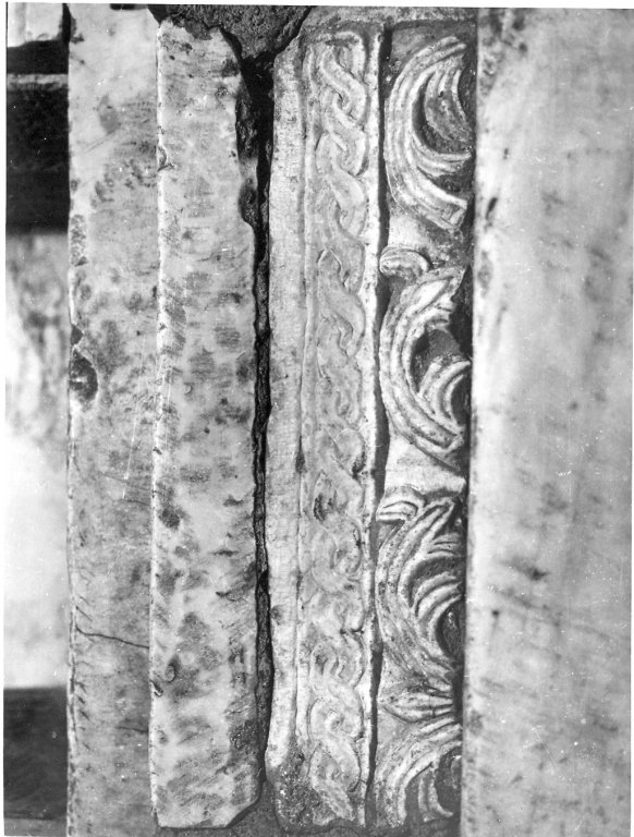 cimasa architettonica, frammento - ambito laziale (sec. IX)