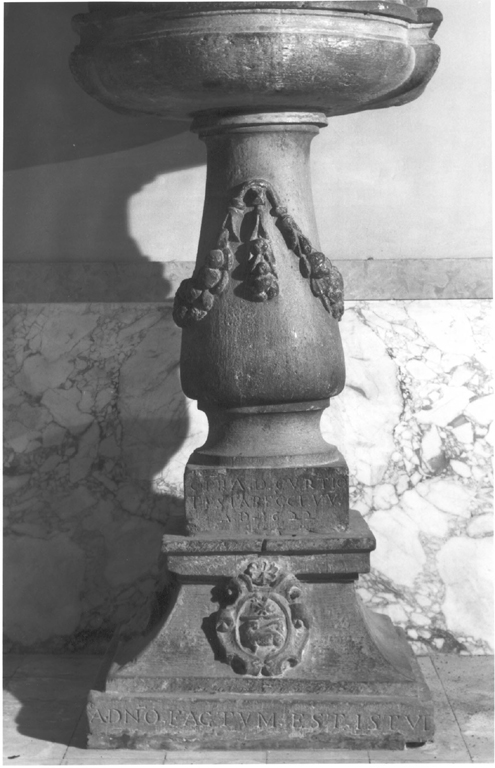 stemma comunale (base di fonte battesimale) di Testarecci Curzio (primo quarto sec. XVII)