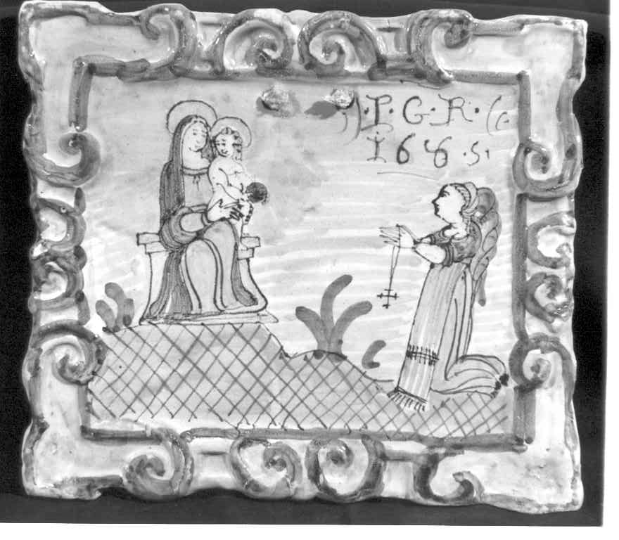 La Madonna con il Bambino ed un orante (mattonella) - ambito laziale (terzo quarto sec. XVII)