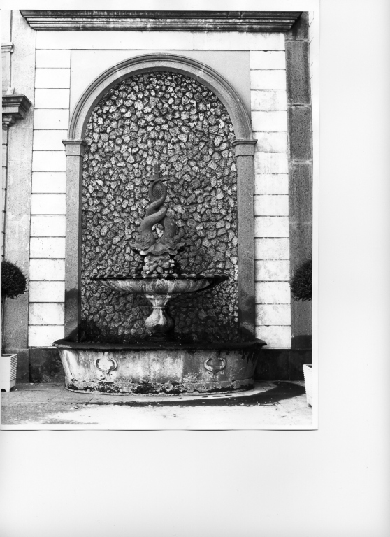 fontana - a muro - manifattura laziale (sec. XVII)