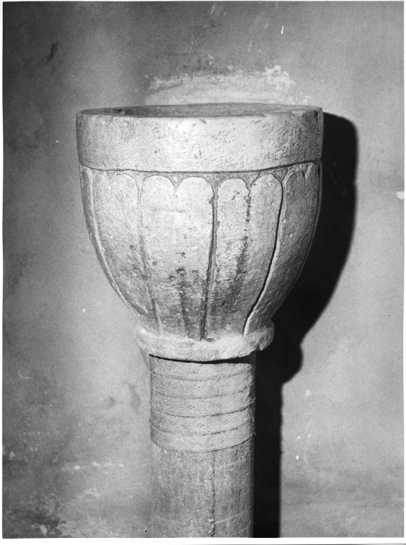 acquasantiera - a fusto - manifattura laziale (sec. XVI)