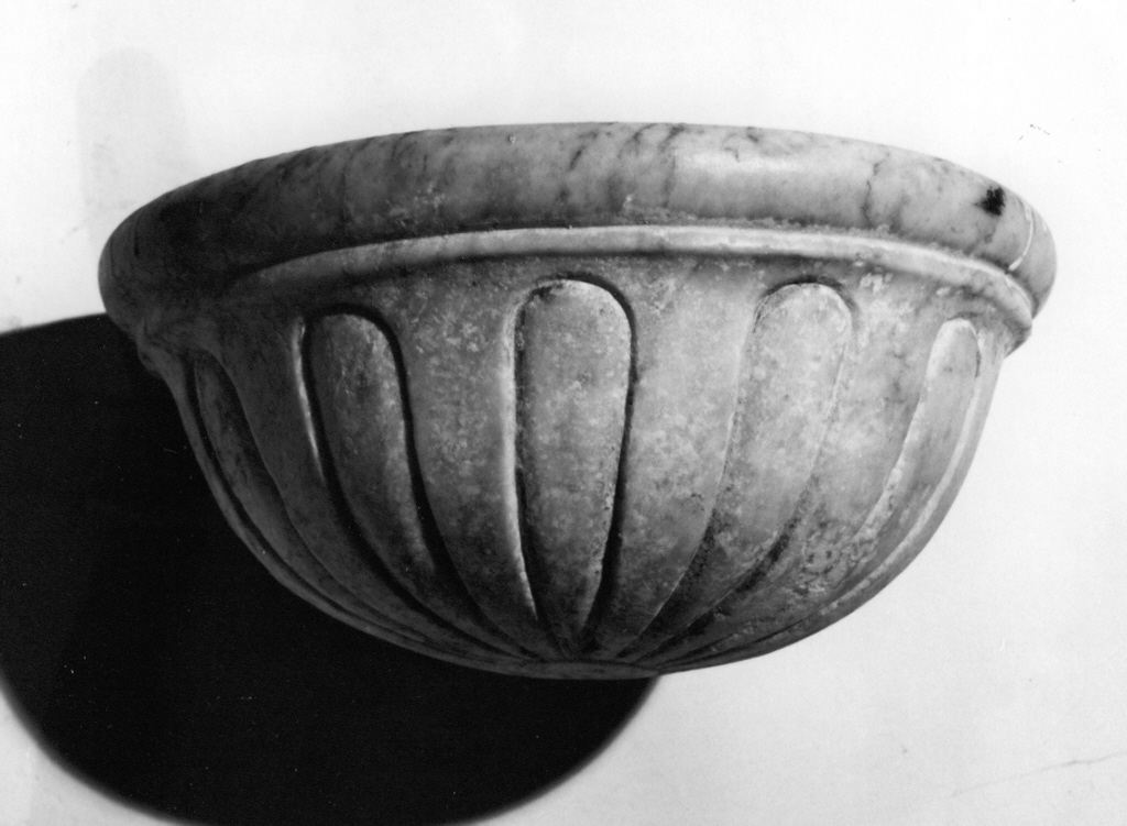 acquasantiera da parete - bottega romana (secc. XVIII/ XIX)