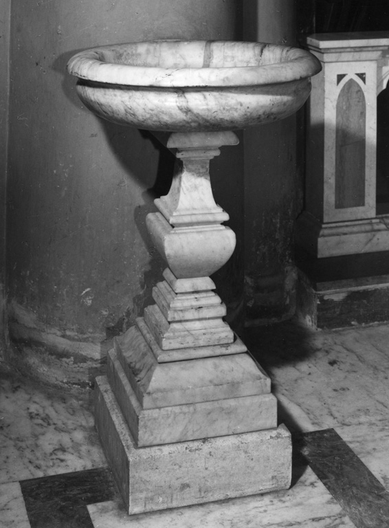 acquasantiera - a fusto - ambito romano (sec. XVI)