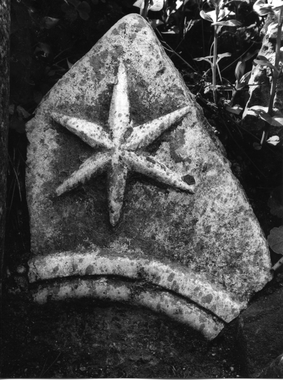archivolto, frammento - ambito laziale (sec. XV)