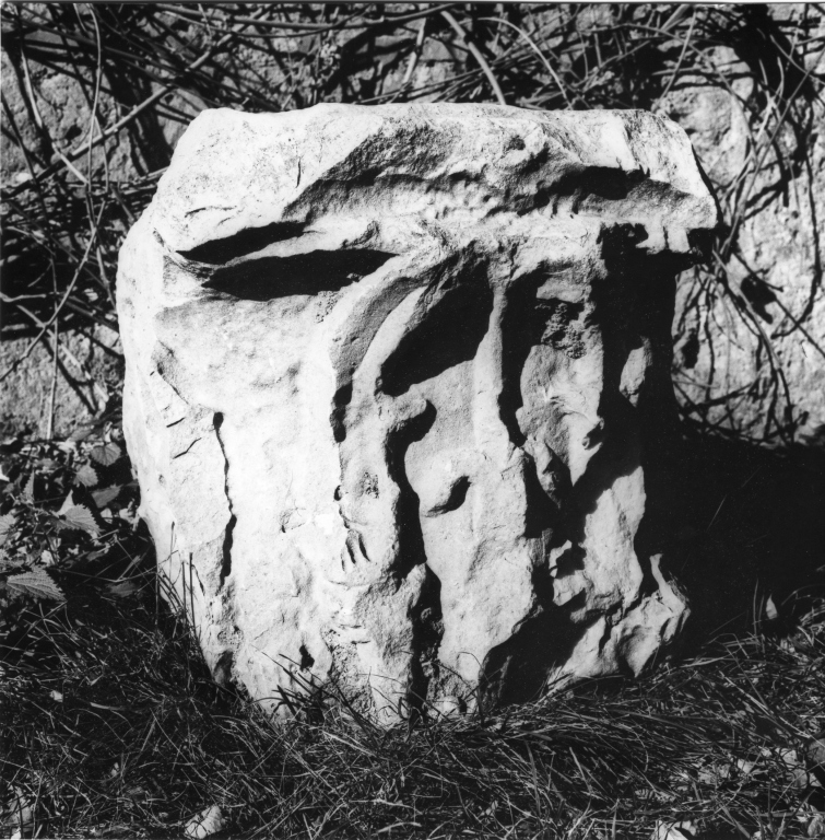 capitello, frammento - ambito laziale (sec. IX)