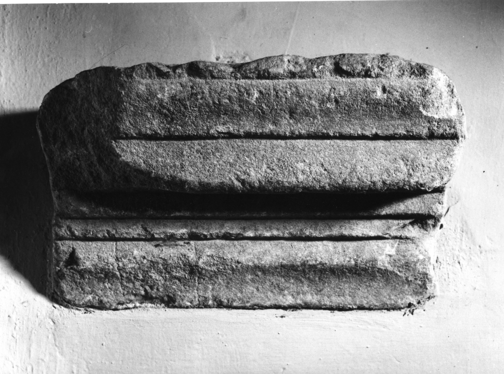cornice, frammento - ambito laziale (sec. IX)