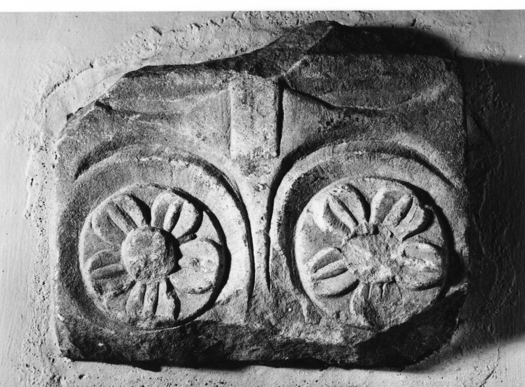 motivo decorativo a rosette (rilievo, frammento) - ambito laziale (sec. IX)