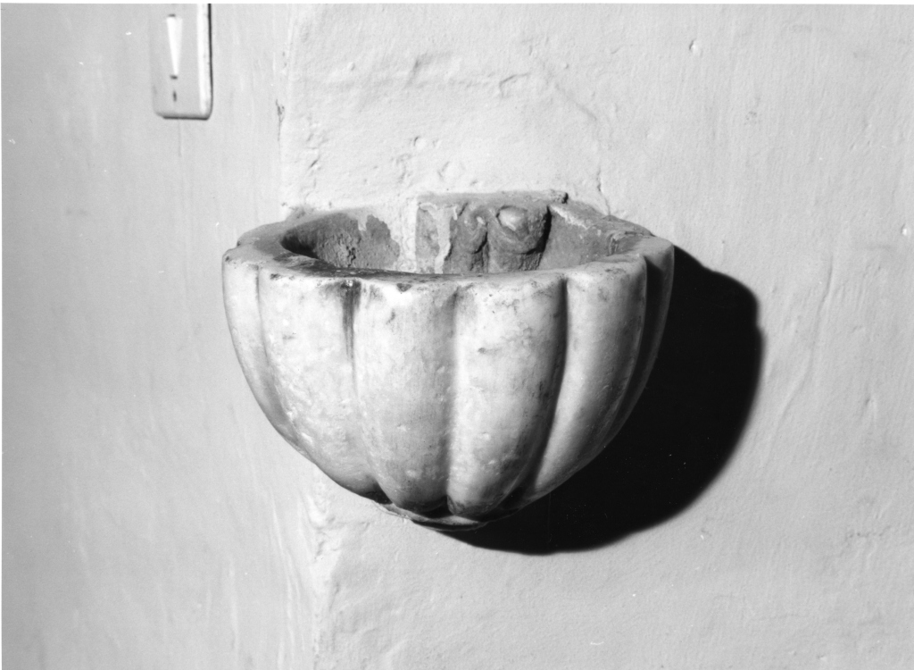 acquasantiera - a conchiglia - ambito romano (sec. XVII)