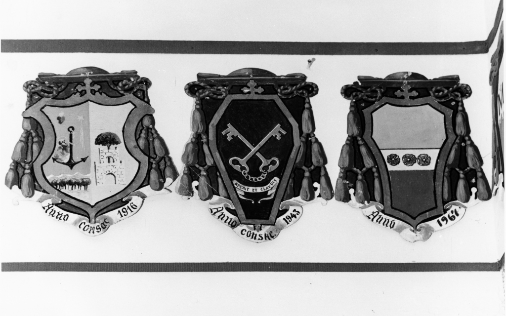 Stemmi del vescovo Luigi Maria Olivares, del vescovo Giuseppe Gori e dell'amministratore apostolico Roberto Massimilian I (dipinto) di Danti Giuseppe (sec. XX)