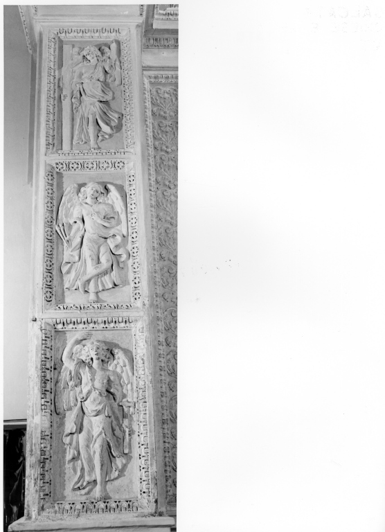angeli con i simboli della passione (rilievo) - ambito romano (seconda metà sec. XVI)