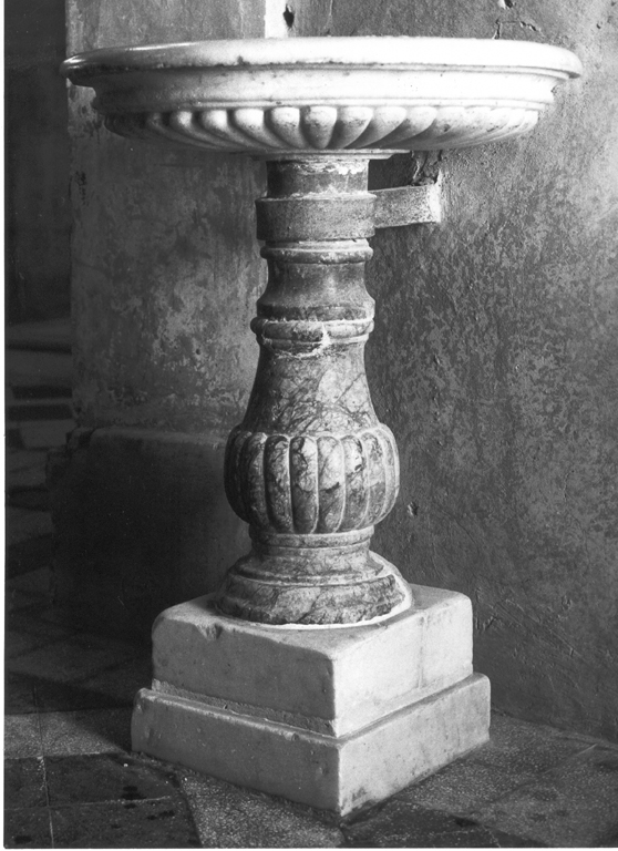 acquasantiera - a fusto - ambito laziale (metà sec. XVI)