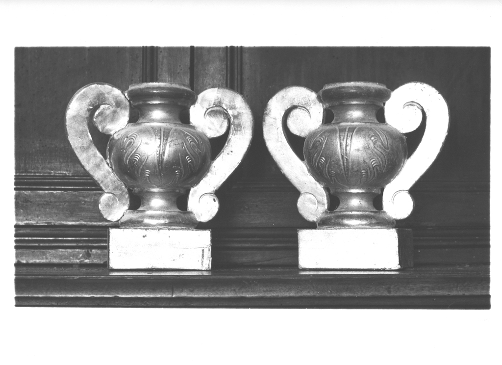 vaso d'altare con composizione floreale - ambito laziale (sec. XVIII)