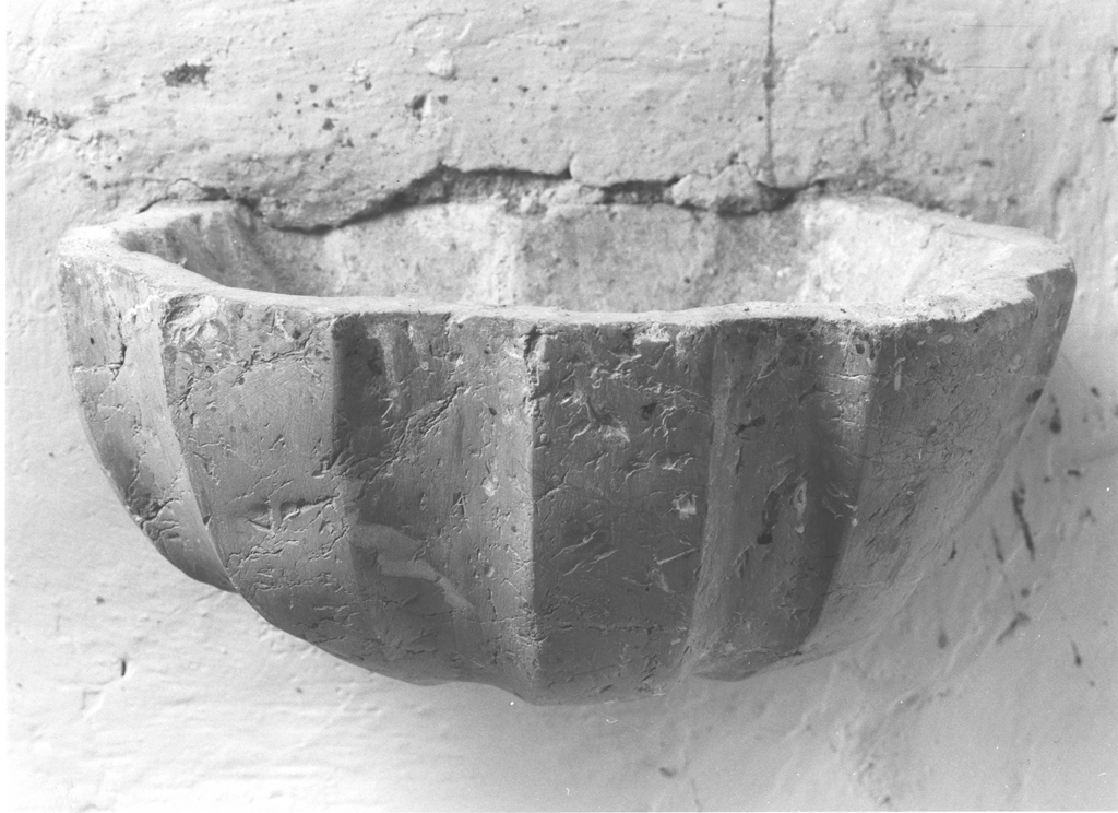 acquasantiera - a conchiglia - ambito laziale (sec. XVI)