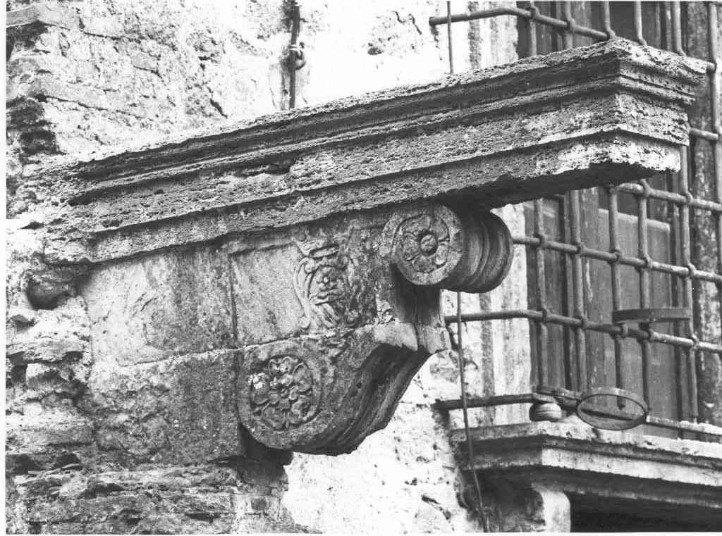 mensola architettonica - a voluta, frammento - ambito laziale (seconda metà sec. XVI)