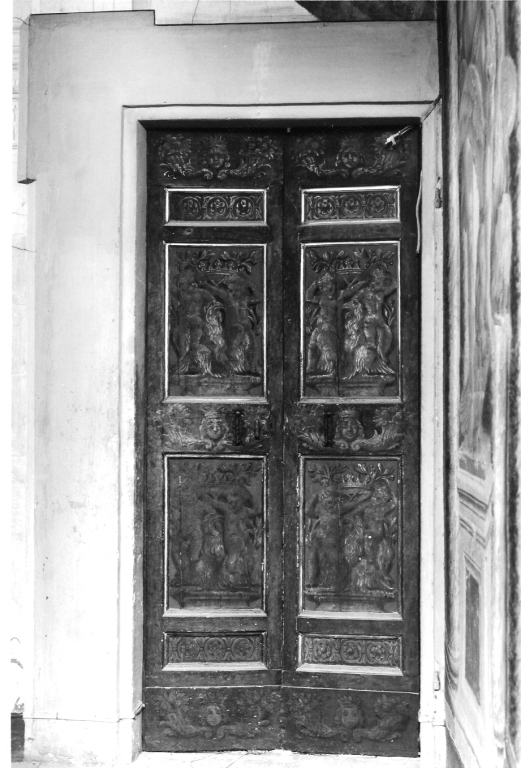 putti reggicorona (porta - a due battenti) - ambito laziale (prima metà sec. XVIII)