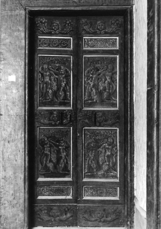 putti reggicorona (porta - a due battenti) - ambito laziale (seconda metà sec. XVIII)
