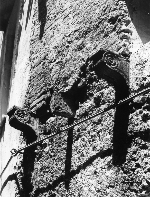 mensola - a voluta, coppia - ambito laziale (sec. XVI)