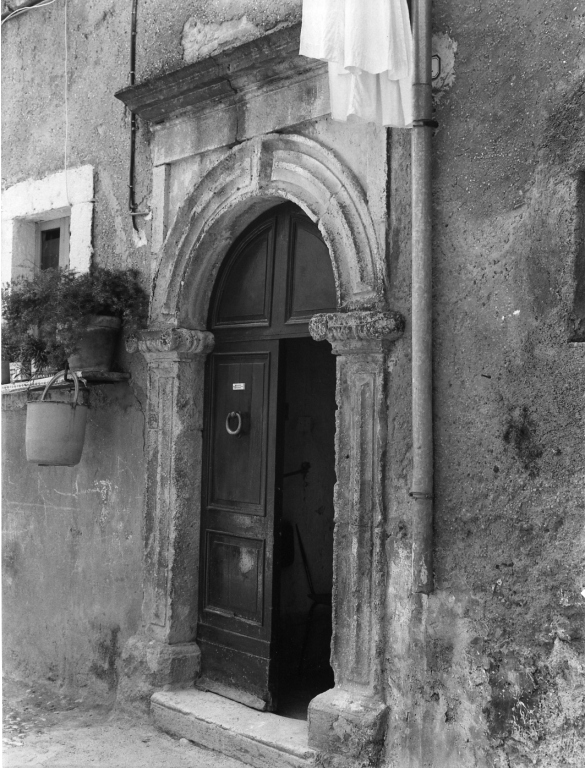 portale - ad arco - ambito laziale (sec. XVI)