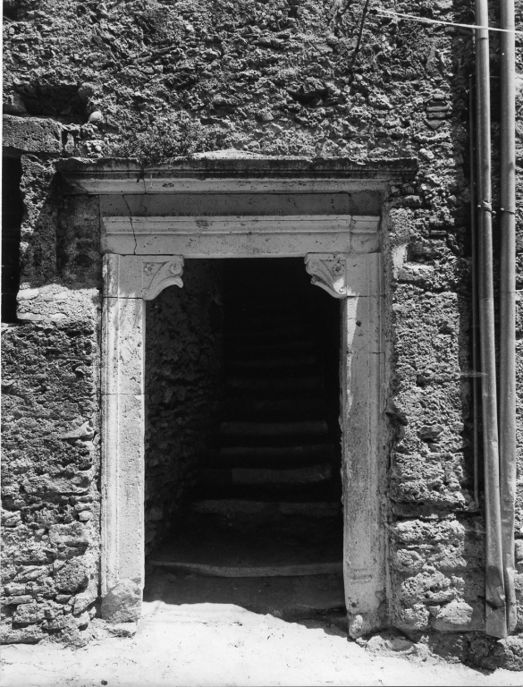 portale architravato - ambito laziale (sec. XVI)