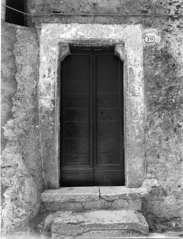 portale architravato - ambito laziale (sec. XVI)