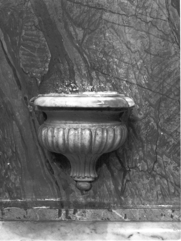 acquasantiera - a conchiglia, coppia - manifattura laziale (sec. XVII)