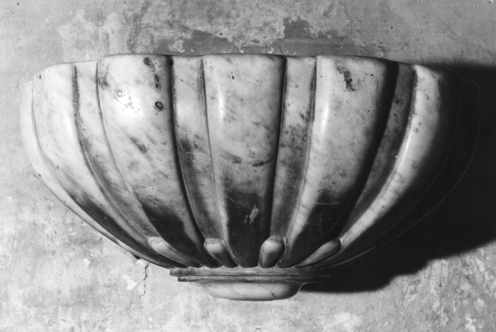 acquasantiera da parete - ambito laziale (sec. XVI)