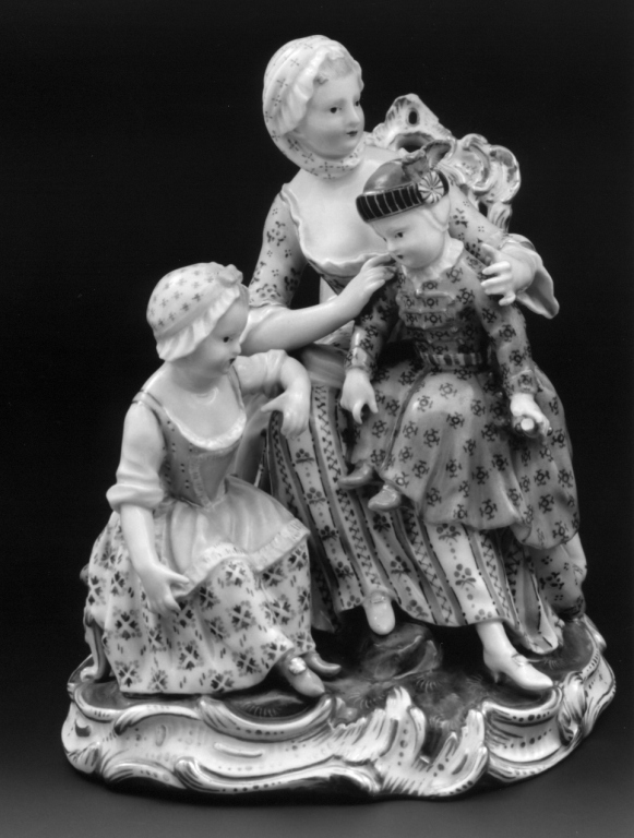 dama seduta con due bambini (statuetta) di Kaendler Johann Johachim (attribuito) - manifattura di Meissen, manifattura di Meissen (sec. XVIII)