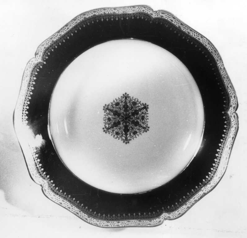 piatto - manifattura di Limoges (fine/inizio secc. XIX/ XX)