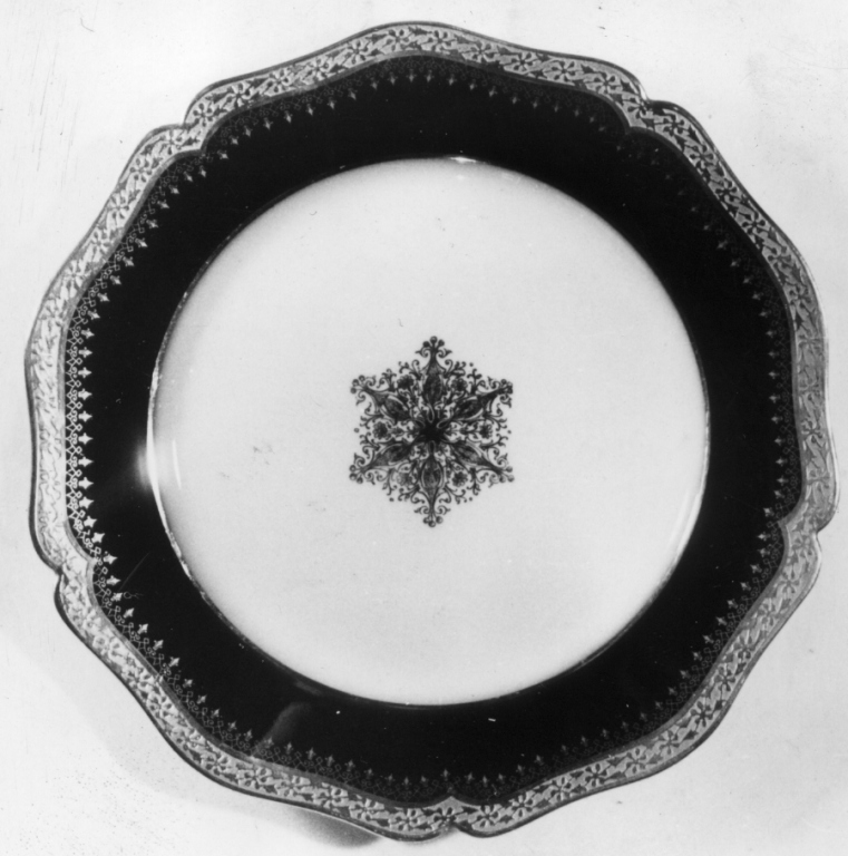 piatto - manifattura di Limoges (fine/inizio secc. XIX/ XX)