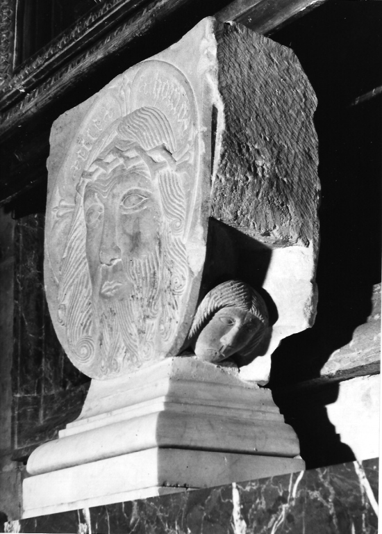 testa di Cristo incoronata di spine (rilievo) - ambito tedesco (sec. XIV)