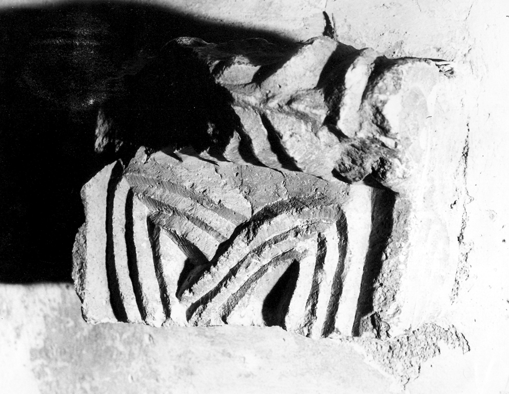 motivo decorativo a intreccio vimineo (capitello - a gruccia, frammento) - ambito laziale (secc. X/ XI)