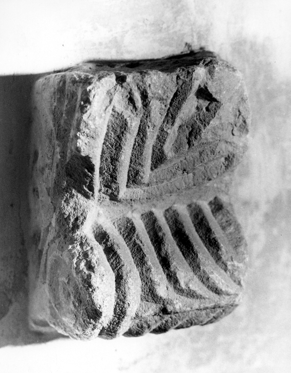 motivo decorativo a intreccio vimineo (capitello - a gruccia, frammento) - ambito laziale (secc. X/ XI)