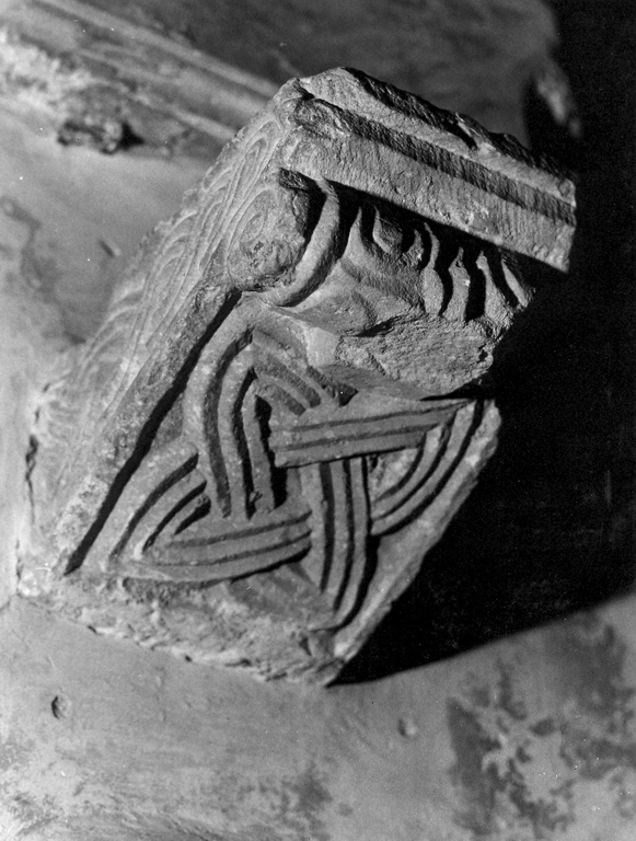 motivo decorativo a intreccio vimineo (capitello - a gruccia, frammento) - ambito laziale (secc. X/ XI)