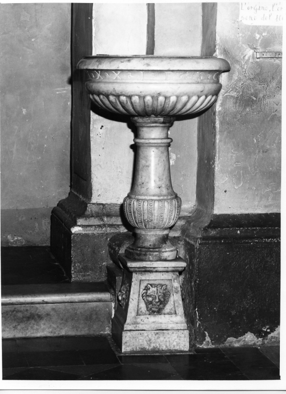 acquasantiera - a fusto - ambito romano (sec. XVI)