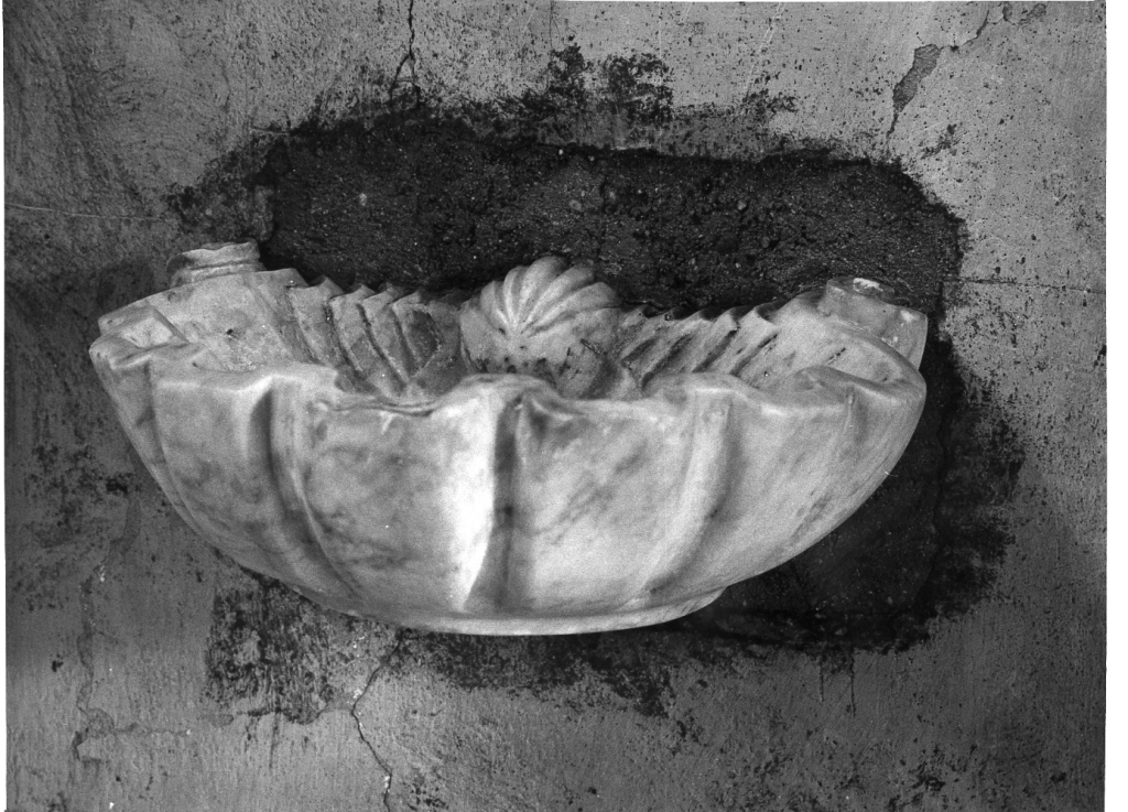 acquasantiera - a conchiglia - ambito romano (sec. XVII)